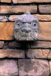 Stone_Head_of_Chavin_de_Huantar_Temple_Ancash.jpg (41359 bytes)